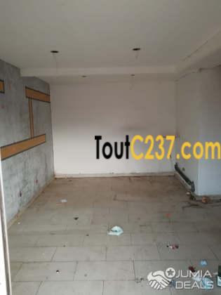 Urgence: Bureau, boutique à louer à Bonamoussadi Douala
