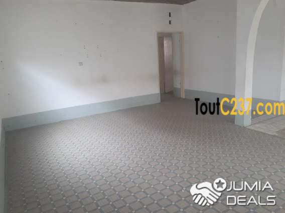 Maison à louer à Bonamoussadi (commerce)