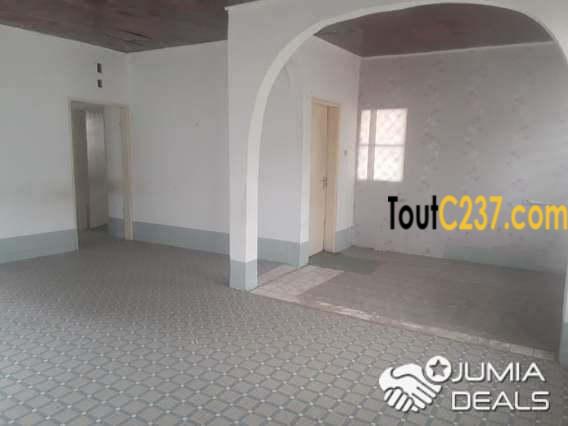 Maison à louer à Bonamoussadi (commerce)