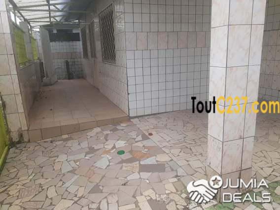 Maison à louer à Bonamoussadi (commerce)