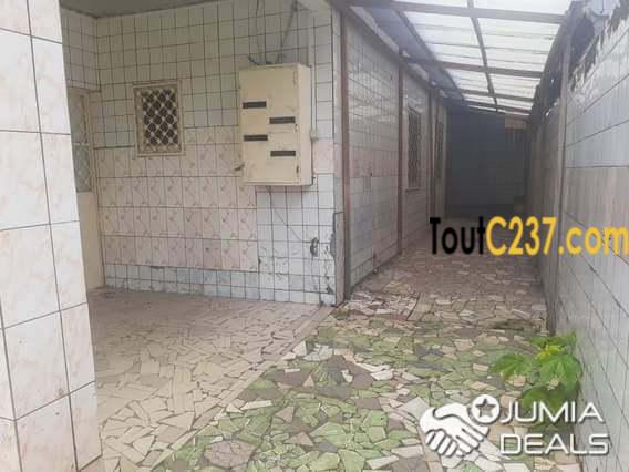 Maison à louer à Bonamoussadi (commerce)