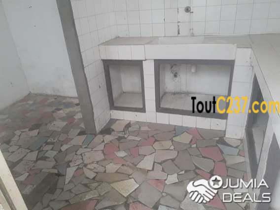 Maison à louer à Bonamoussadi (commerce)