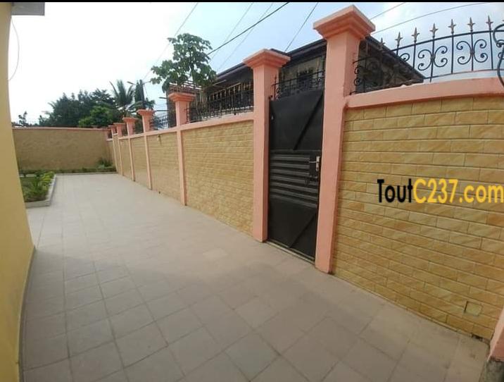 Maison à louer à Bonamoussadi Douala