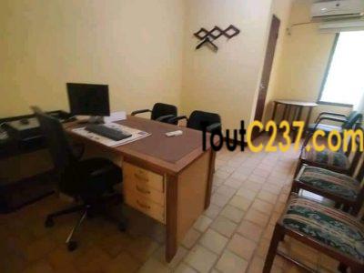 Bureau équipé à louer à Akwa
