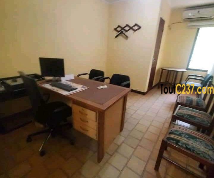 Bureau équipé à louer à Akwa