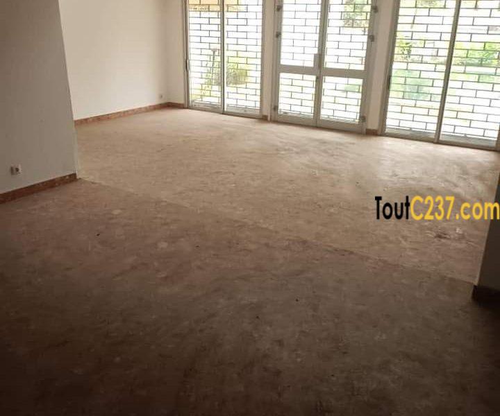 Maison Duplex à louer à Bonanjo Douala