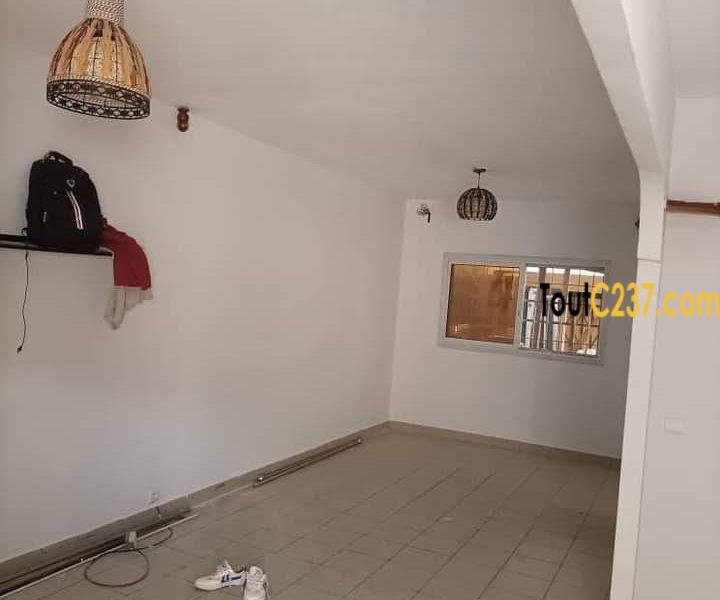 Villa sic à louer à Bonamoussadi