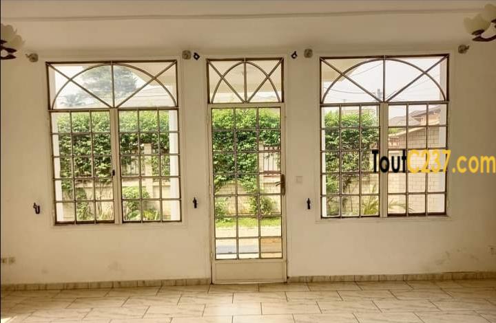 Duplex à louer à Bonapriso Douala