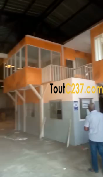 Entrepôt avec bureau à louer à Bonapriso