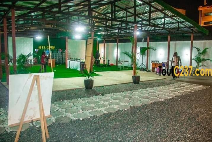 Local Restaurant à louer pour événement à Akwa
