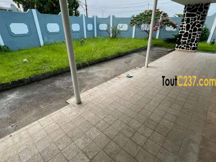 Grande villa à louer à Bonapriso Douala