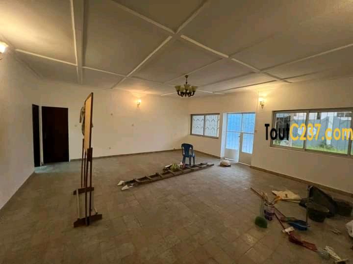 Grande villa à louer à Bonapriso Douala