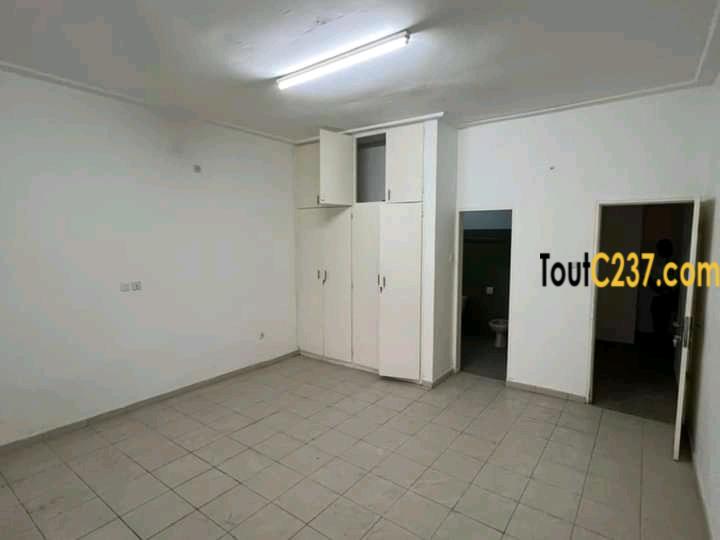 Grande villa à louer à Bonapriso Douala