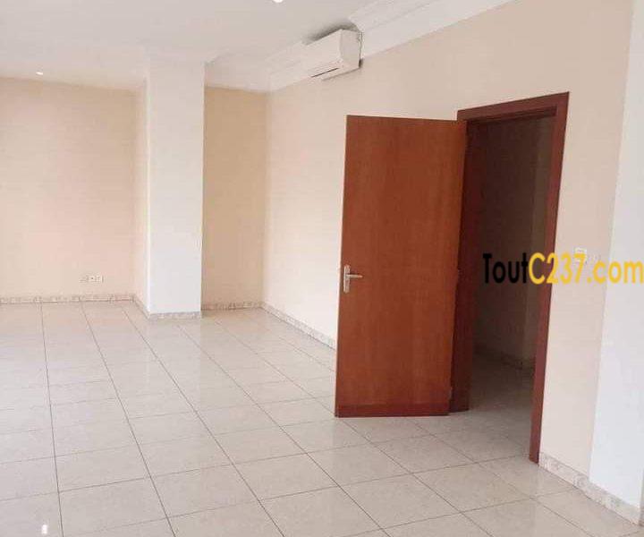 Très vaste Appartement à louer à Bali Douala