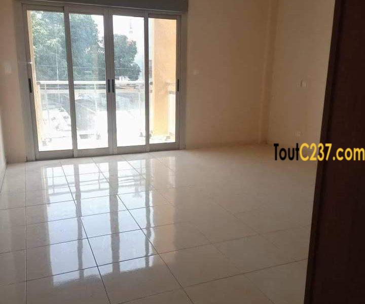 Très vaste Appartement à louer à Bali Douala