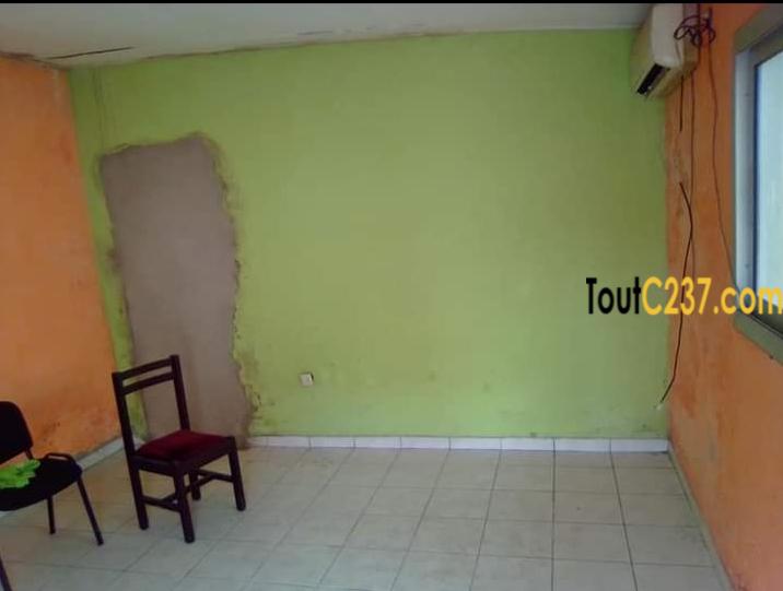 Espace commercial à louer à Bonamoussadi