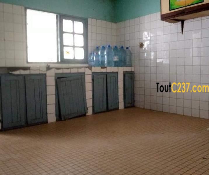 Maison sic commerciale à louer à Makepe