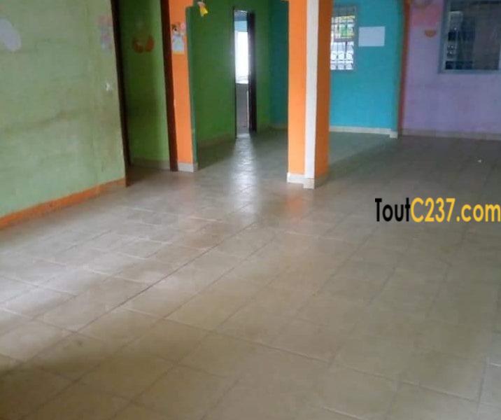 Maison sic commerciale à louer à Makepe