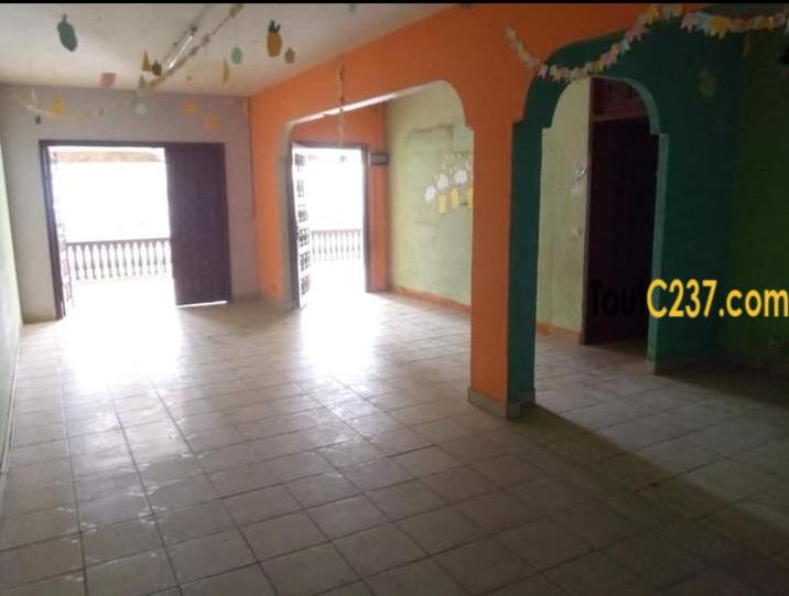 Maison sic commerciale à louer à Makepe