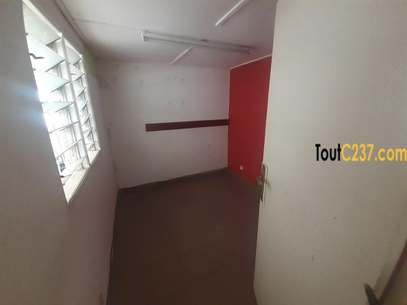 Bureau privé à louer à Akwa Douala