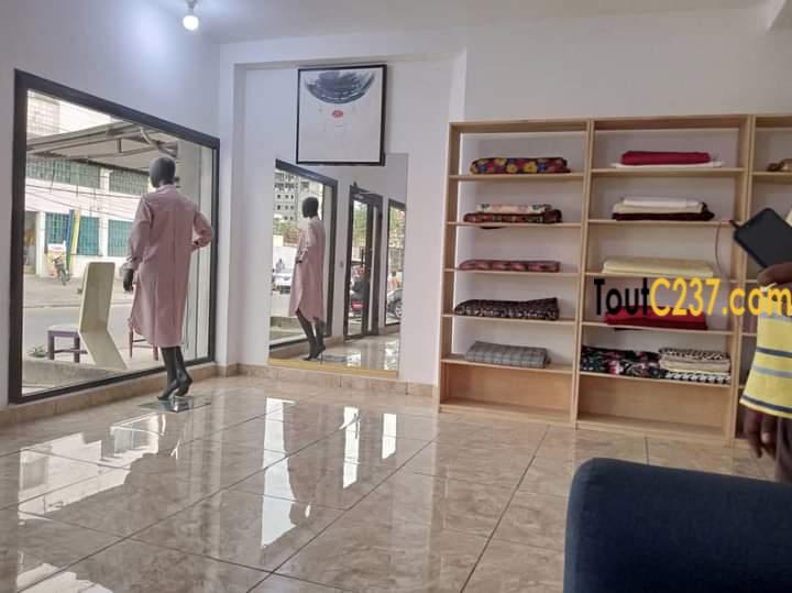 Espace commercial Triplex a louer a Akwa Douala