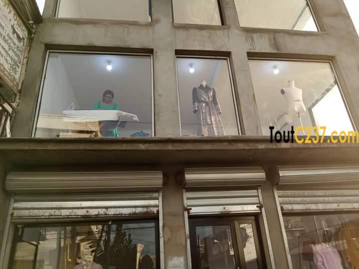 Espace commercial Triplex a louer a Akwa Douala