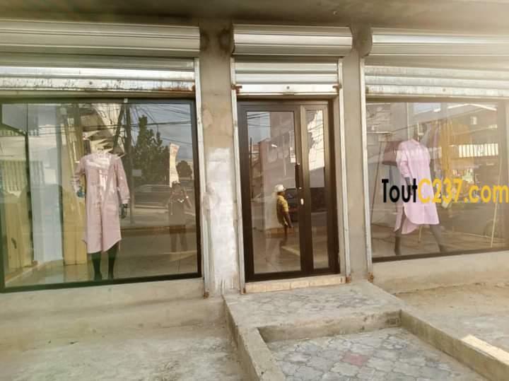 Espace commercial Triplex a louer a Akwa Douala