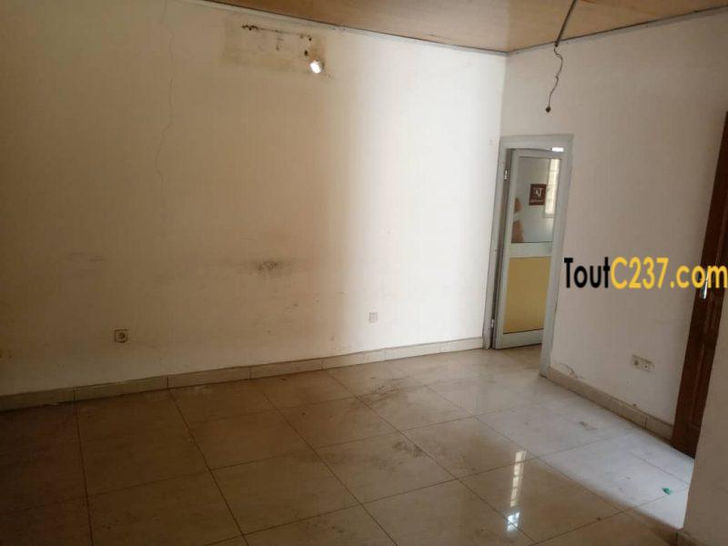 Bureau à louer à Akwa Douala