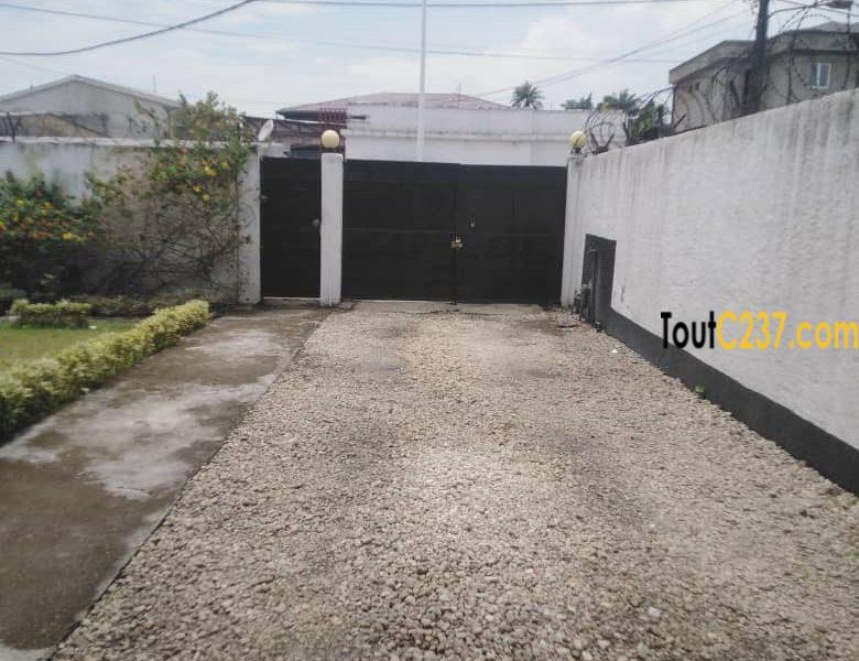 Très Vaste Villa à louer à Bonapriso Douala