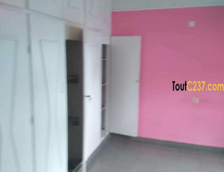 Très Vaste Villa à louer à Bonapriso Douala