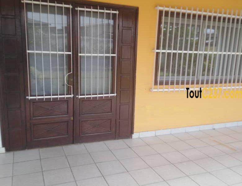 Très Vaste Villa à louer à Bonapriso Douala