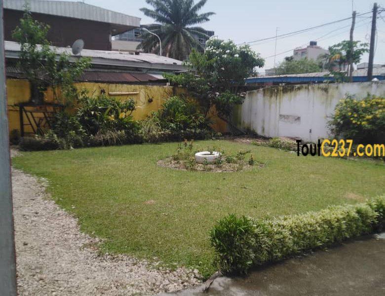 Très Vaste Villa à louer à Bonapriso Douala