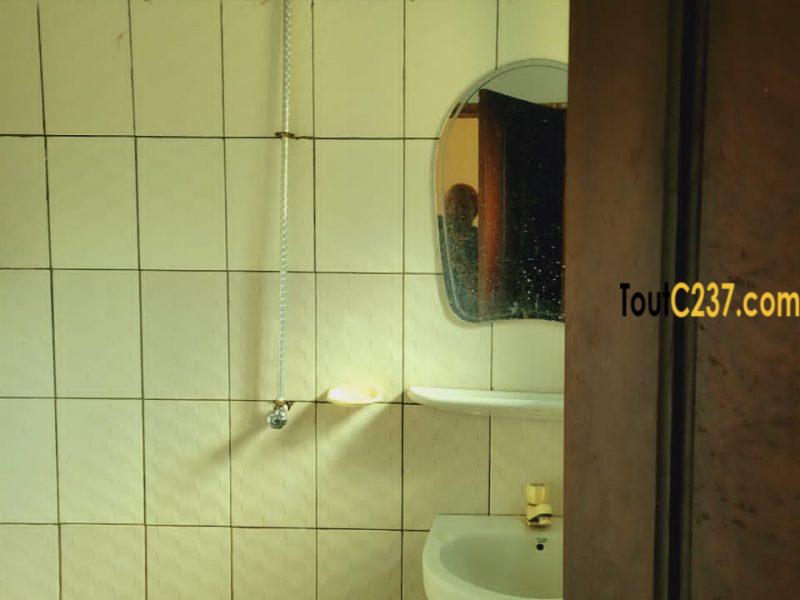 Studio moderne à louer à Ngodi Akwa