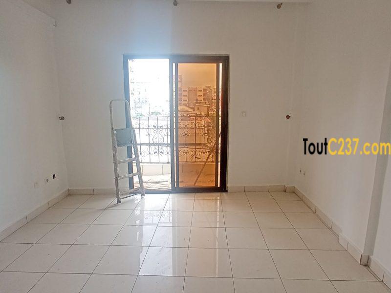vaste appartement à louer à Bali Douala