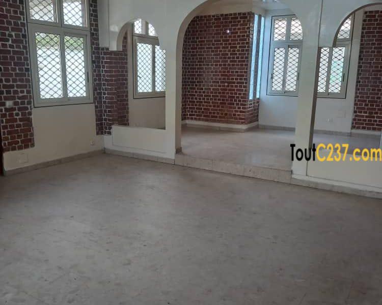 Maison Duplex à louer à Bonapriso Douala