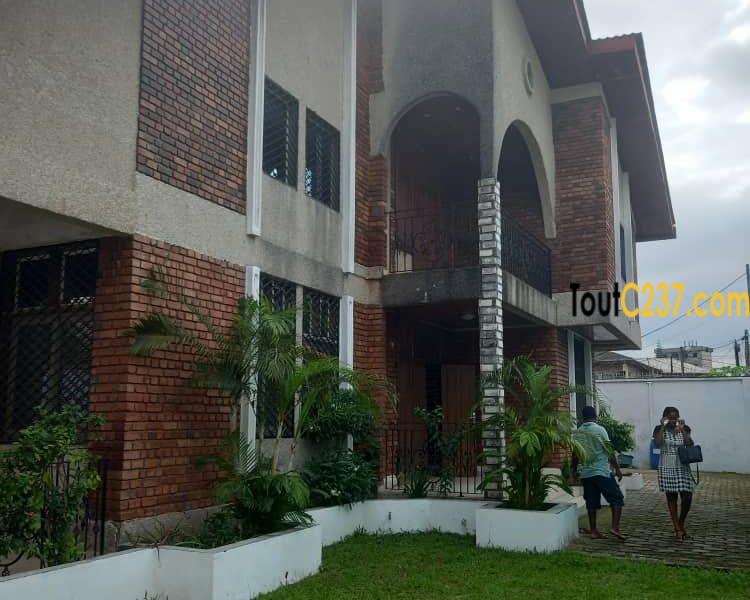Maison Duplex à louer à Bonapriso Douala