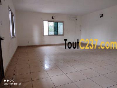Maison en duplex à louer à Bonapriso Douala