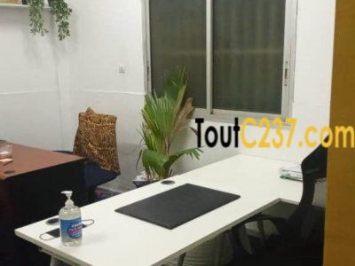 Bureau équipé à louer à Akwa