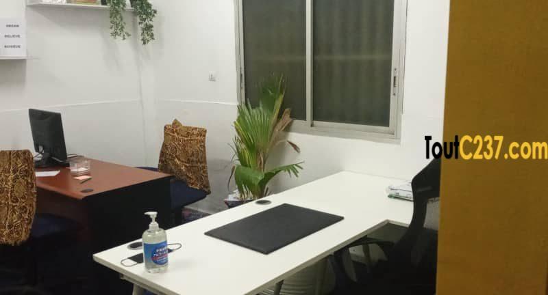 Bureau équipé à louer à Akwa