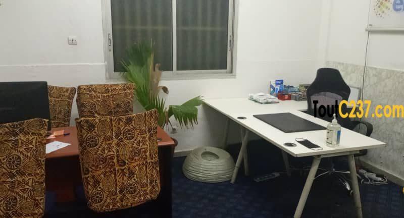 Bureau équipé à louer à Akwa