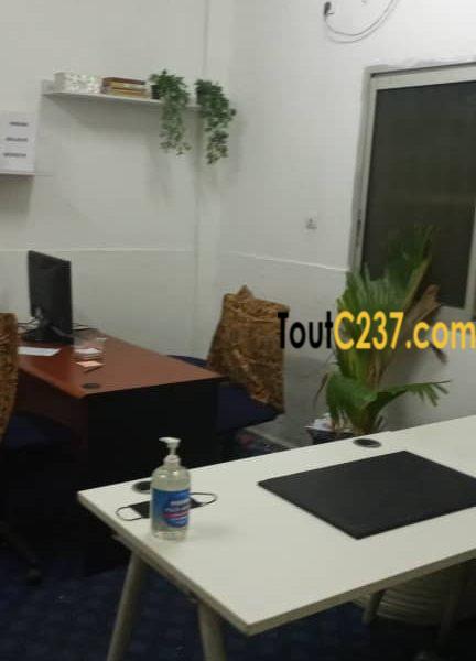 Bureau équipé à louer à Akwa