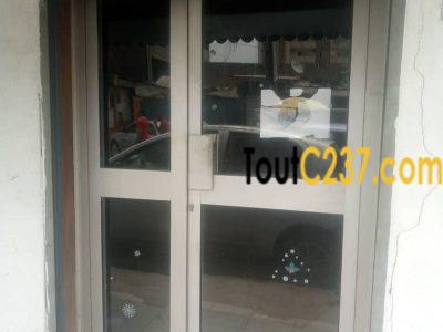 Boutique à louer avec mezzanine à Akwa Douala