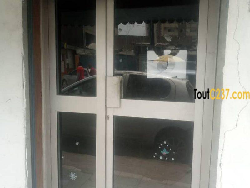 Boutique à louer avec mezzanine à Akwa Douala