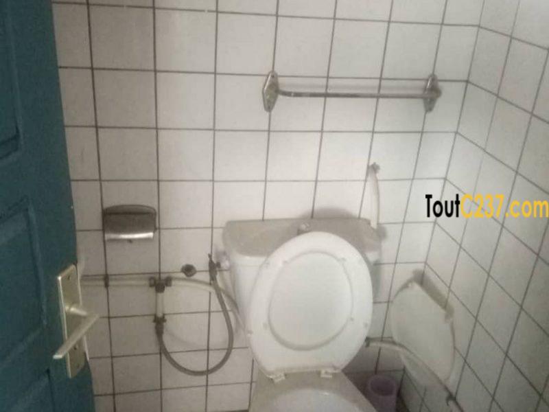 Boutique à louer avec mezzanine à Akwa Douala