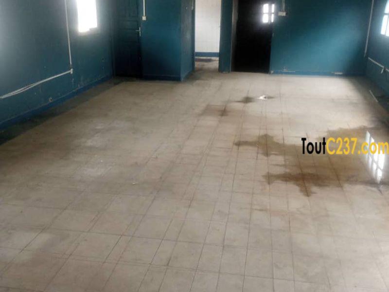 Boutique à louer avec mezzanine à Akwa Douala