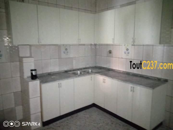 Maison duplex à vendre à Makepe