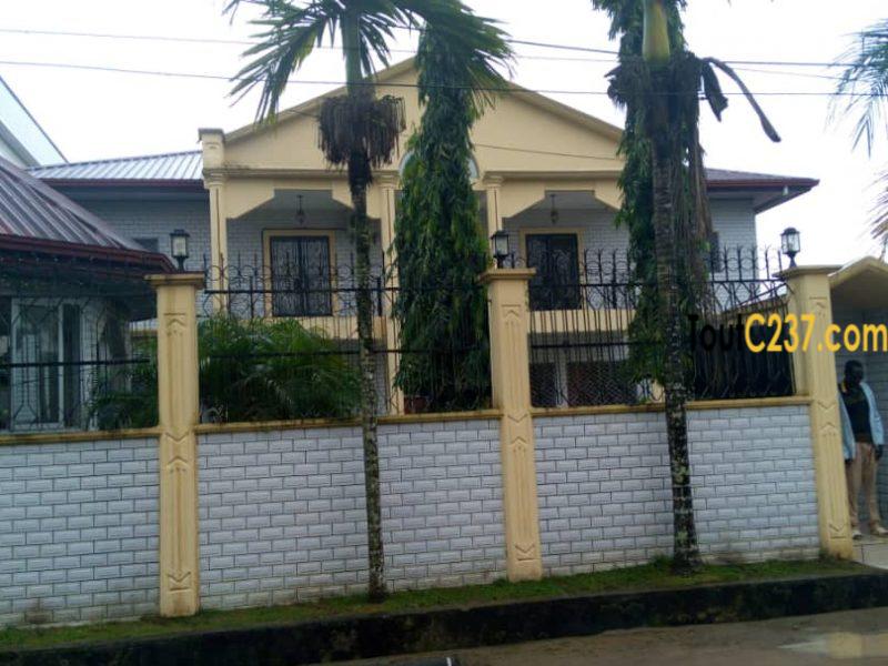 Vaste Duplex à louer à Makepe, Douala