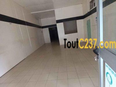 Boutique avec mezzanine à louer à Akwa