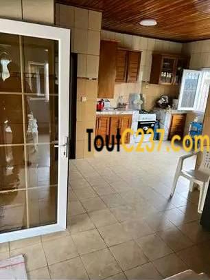 Vaste villa à louer à Bonamoussadi