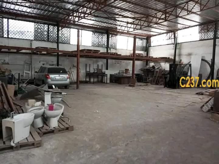 Entrepôt à louer a Bonapriso, Douala